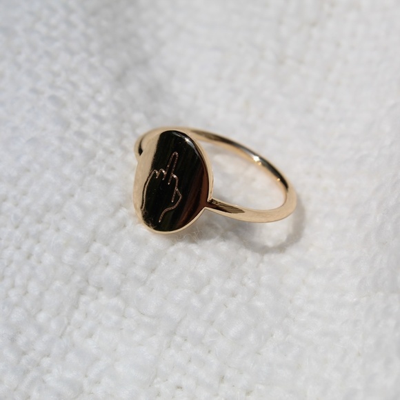 "Middle Finger" Oval Signet Gold Ring - Picture 4 of 6